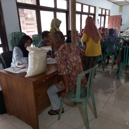 Pemerintah Desa Ganggeng Salurkan  Bantuan Pangan Beras 10 kg kepada Warga